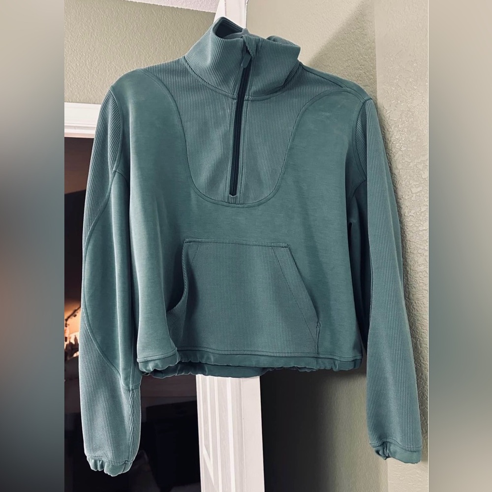 Women’s Lululemon soft stream 1/2 zip size 6
